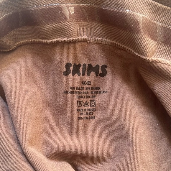 SKIMS Maternity Shapewear Leggings - Picture 4 of 4